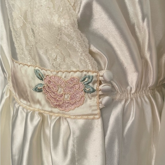 Val.Mode Vantage Lace Trim Embroidery detail ivory Long Robe. Size Medium - Picture 15 of 15